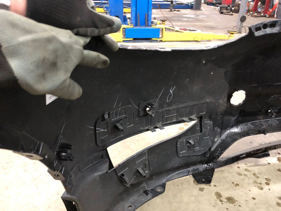 Бампер Tesla model Y з дефектом