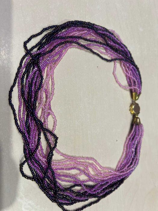 Ожерелье из бисера в сиренево-фиолетовых тонах