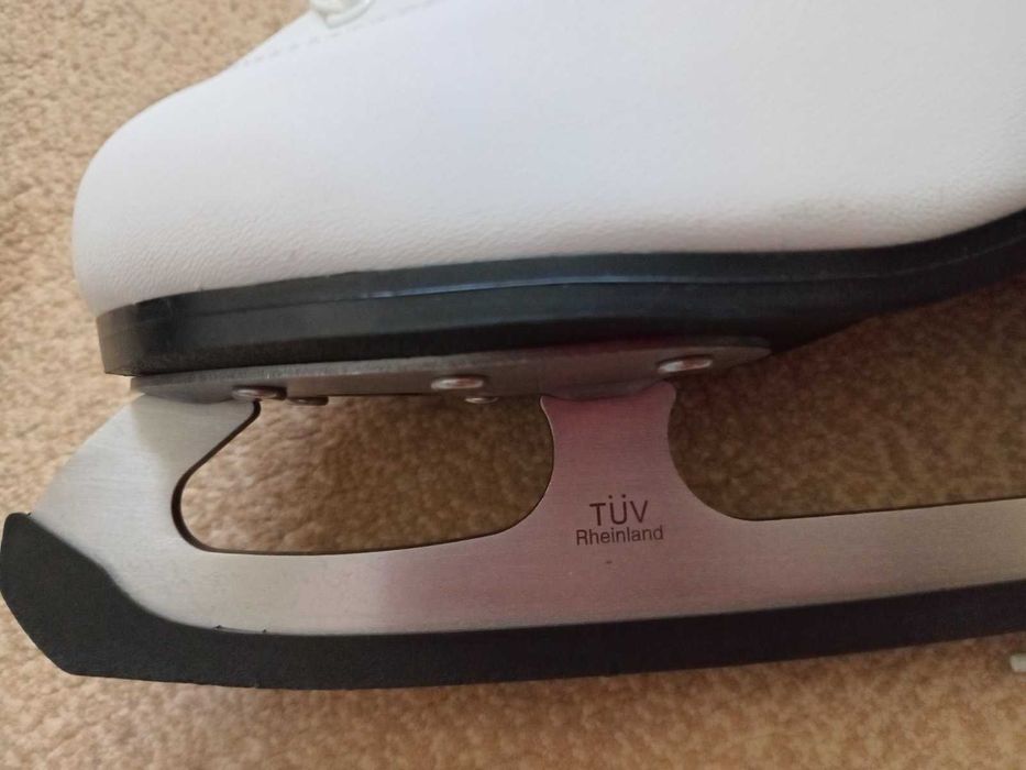 Ковзани жіночі  розмір 37/38 НОВІ, Коньки. В упаковці.