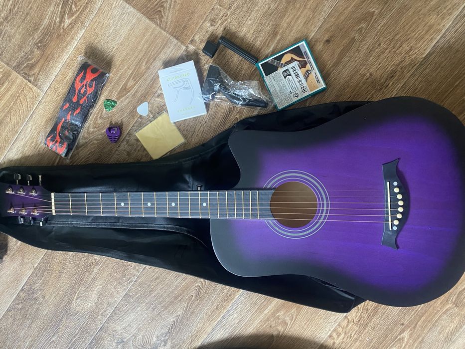 Гітара акустична з набором, нова, з коробкою!