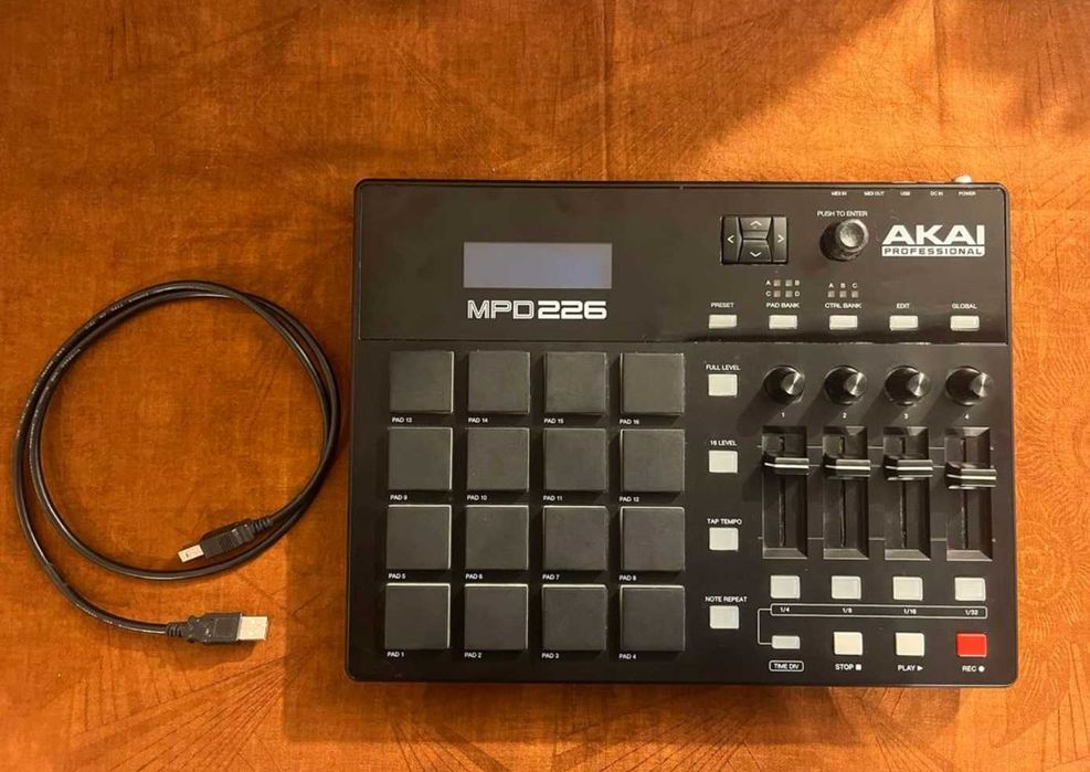 Akai MPD 226 em excelente estado