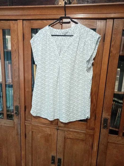 Biała bluzka w koty