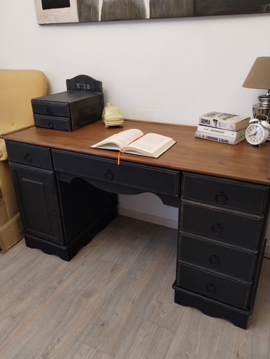 Drewniane biurko gratis przybornik