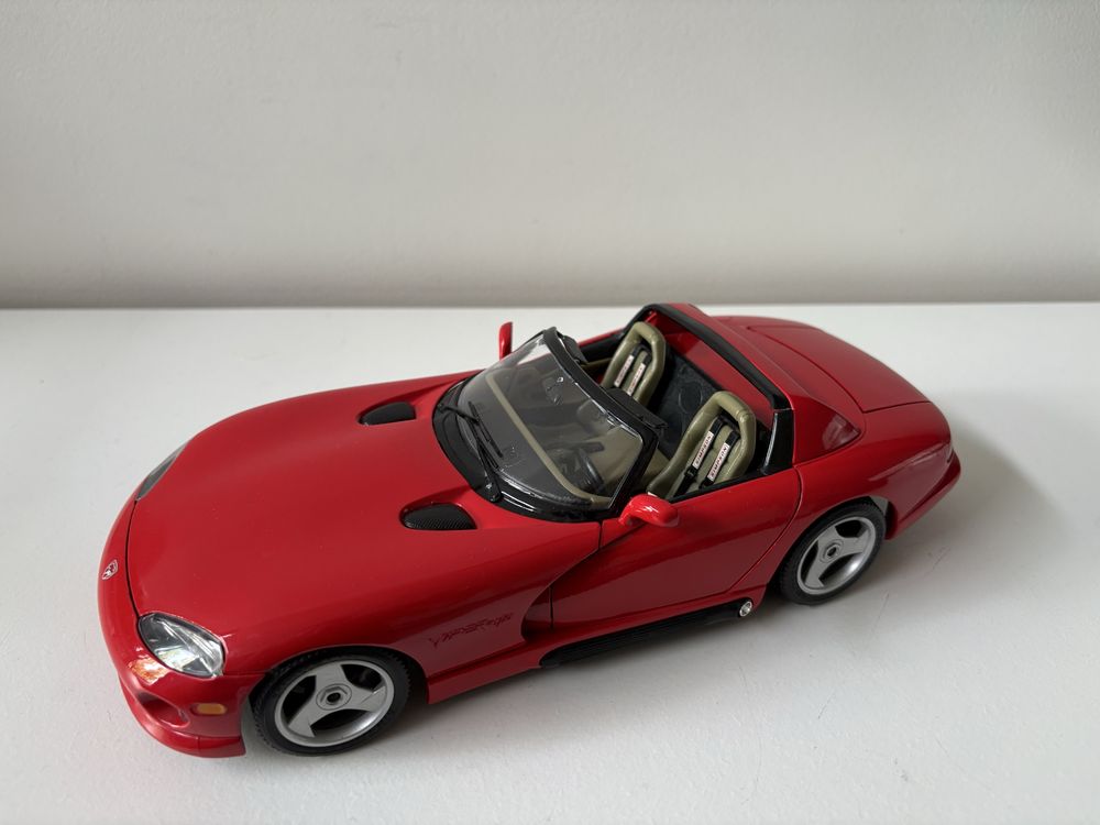 Model Dodge Viper 1:18 BBurago Burago (maisto welly)