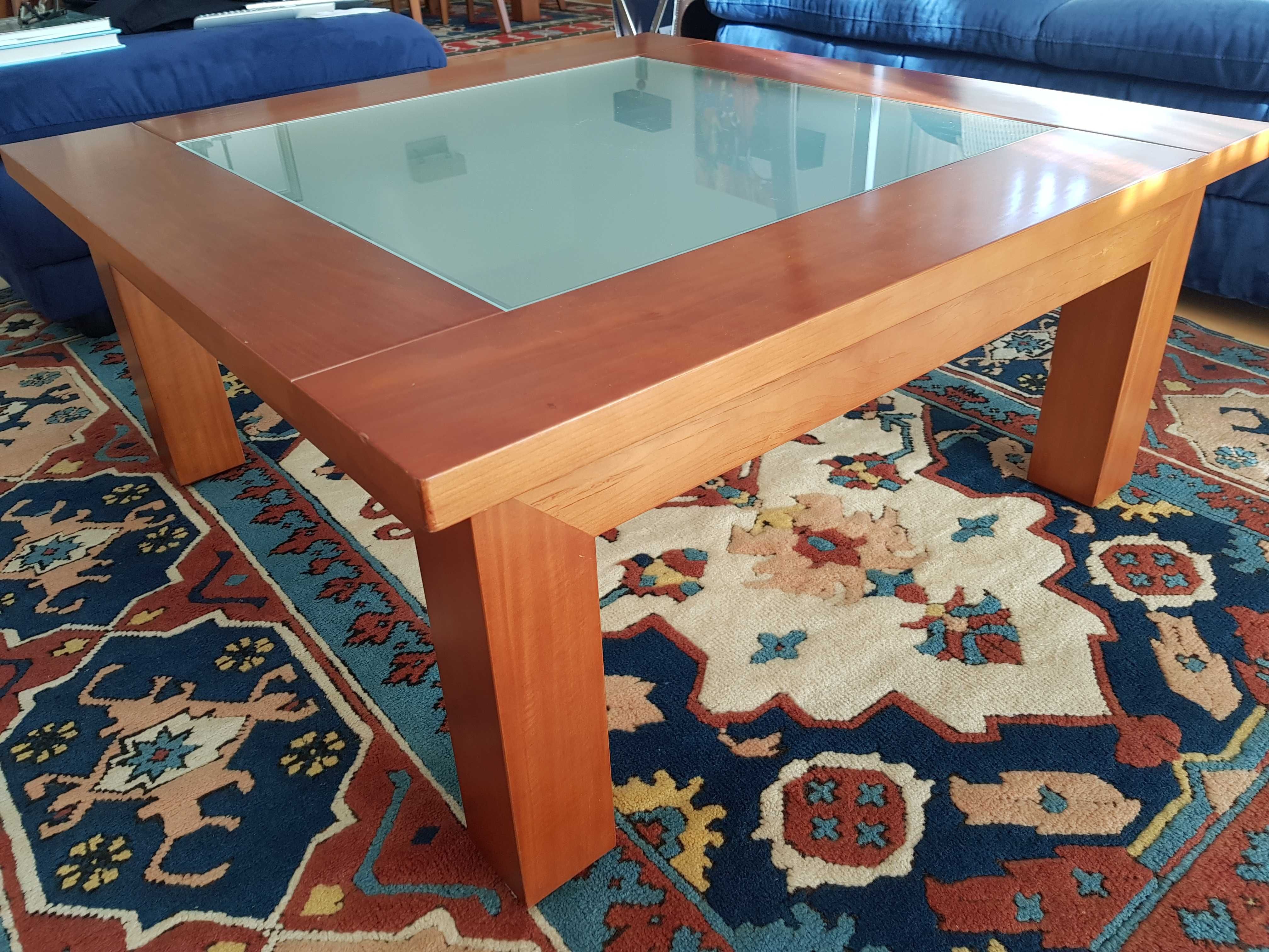 Mesa de café cerejeira e tampo de vidro fosco