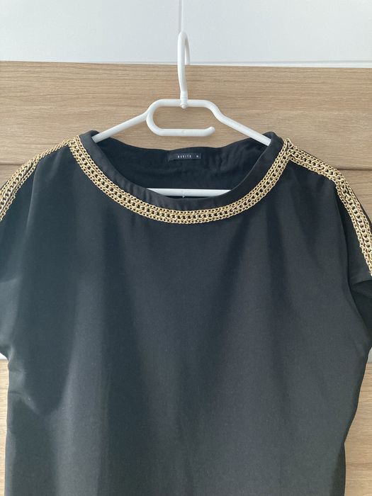 Elegancka sukienka mała czarna Mohito r.36 ze złotym łańcuchem