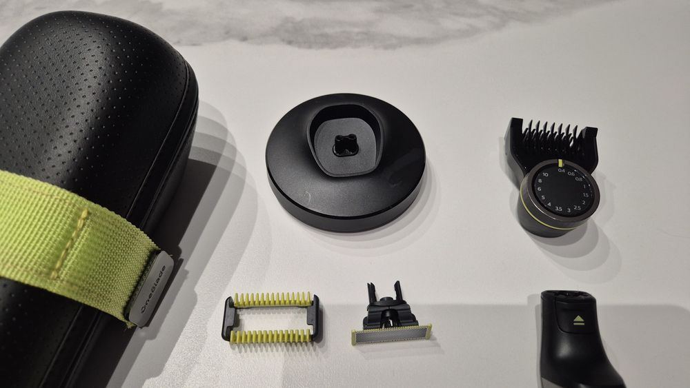 Golarka Philips OneBlade Pro 360 nasadki podstawka ładująca etui