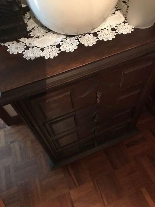 Mesa de cabeceira clássica anos 70 em madeira com 4 gavetas
