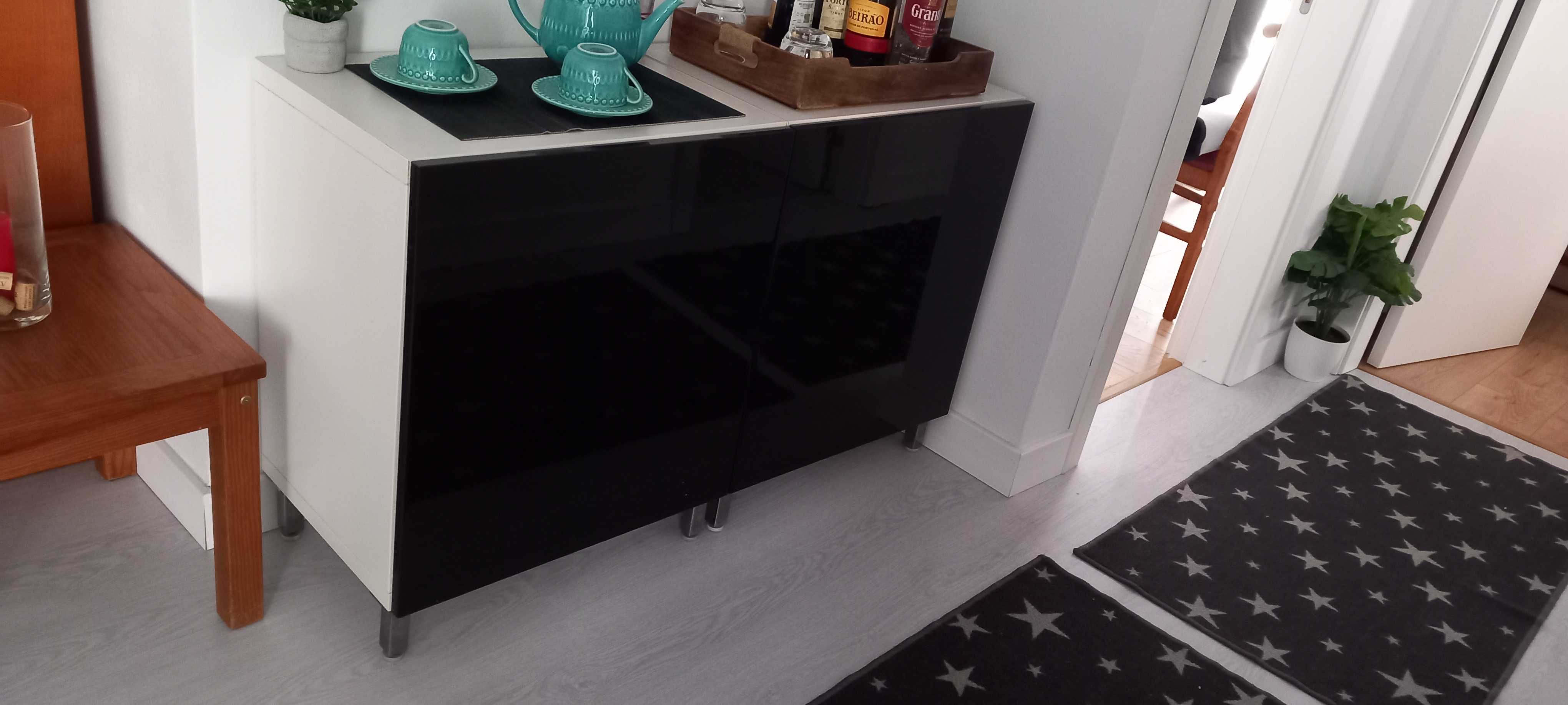Móvel aparador branco com portas pretas