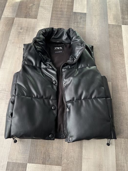 Жилетка  Zara стильна чорна розмір S эко шкіра , на затяжках в низу