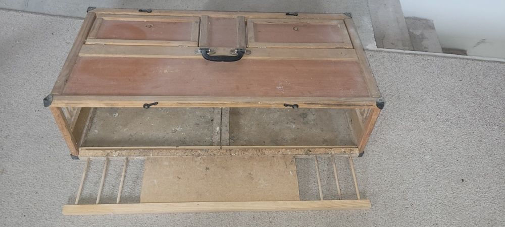 Klatka, kosz transportowy dla ptaków np gołębi.