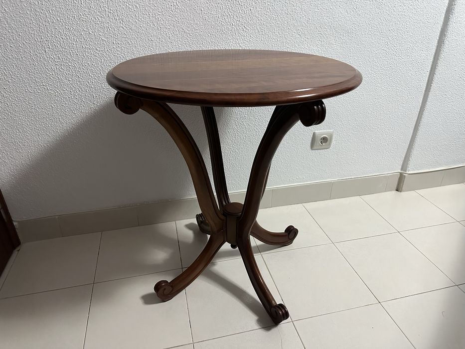 Mesa de apoio redonda em madeira