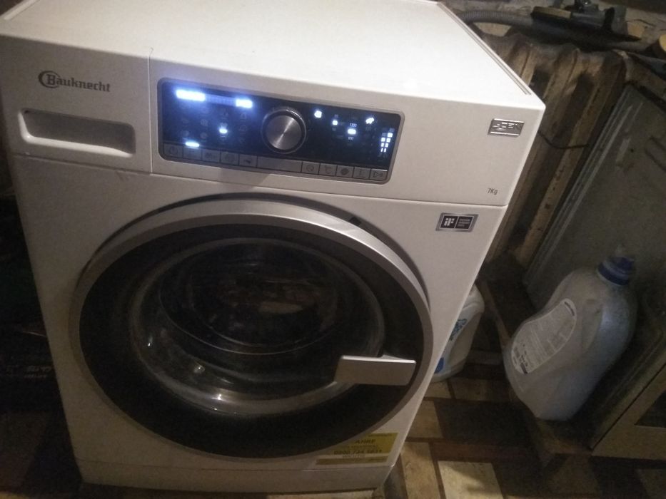 Продам пральну машинку Bauknecht стан нової