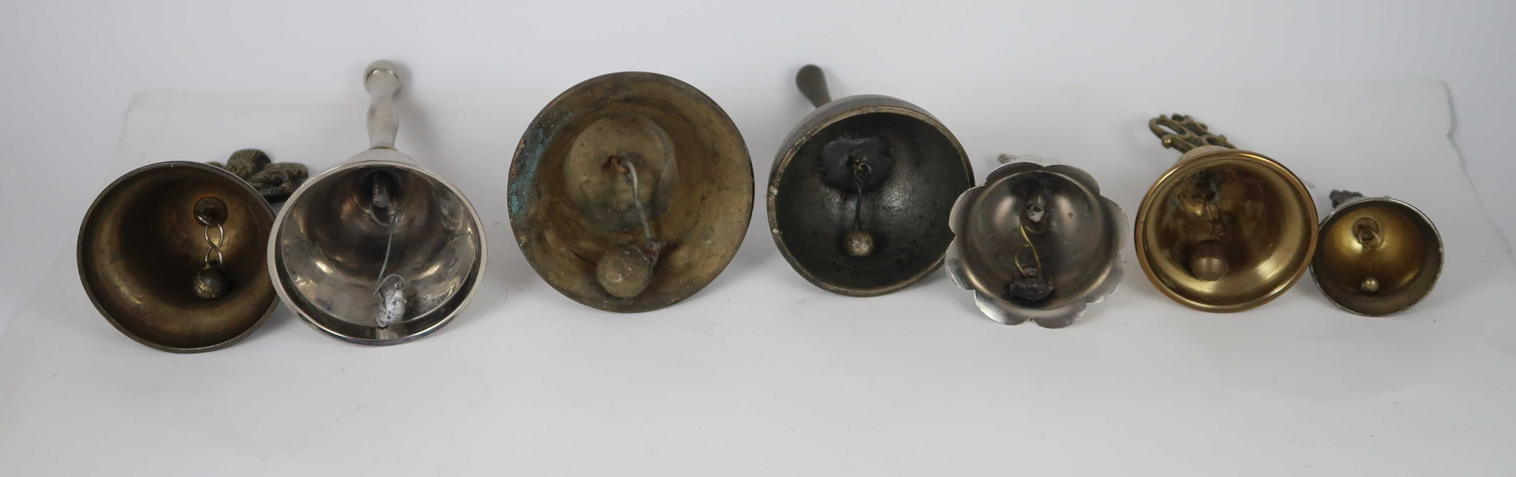 Conjunto de 7 sinetas / campainhas de mesa antigas em metal