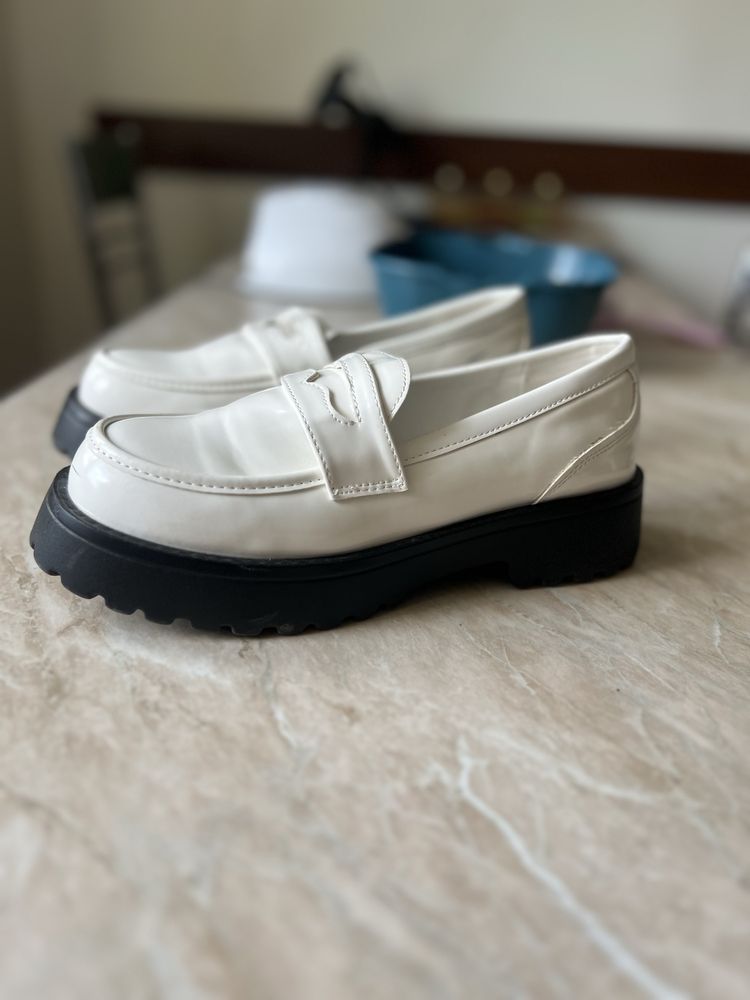 Loafersy białe lakierowane 37