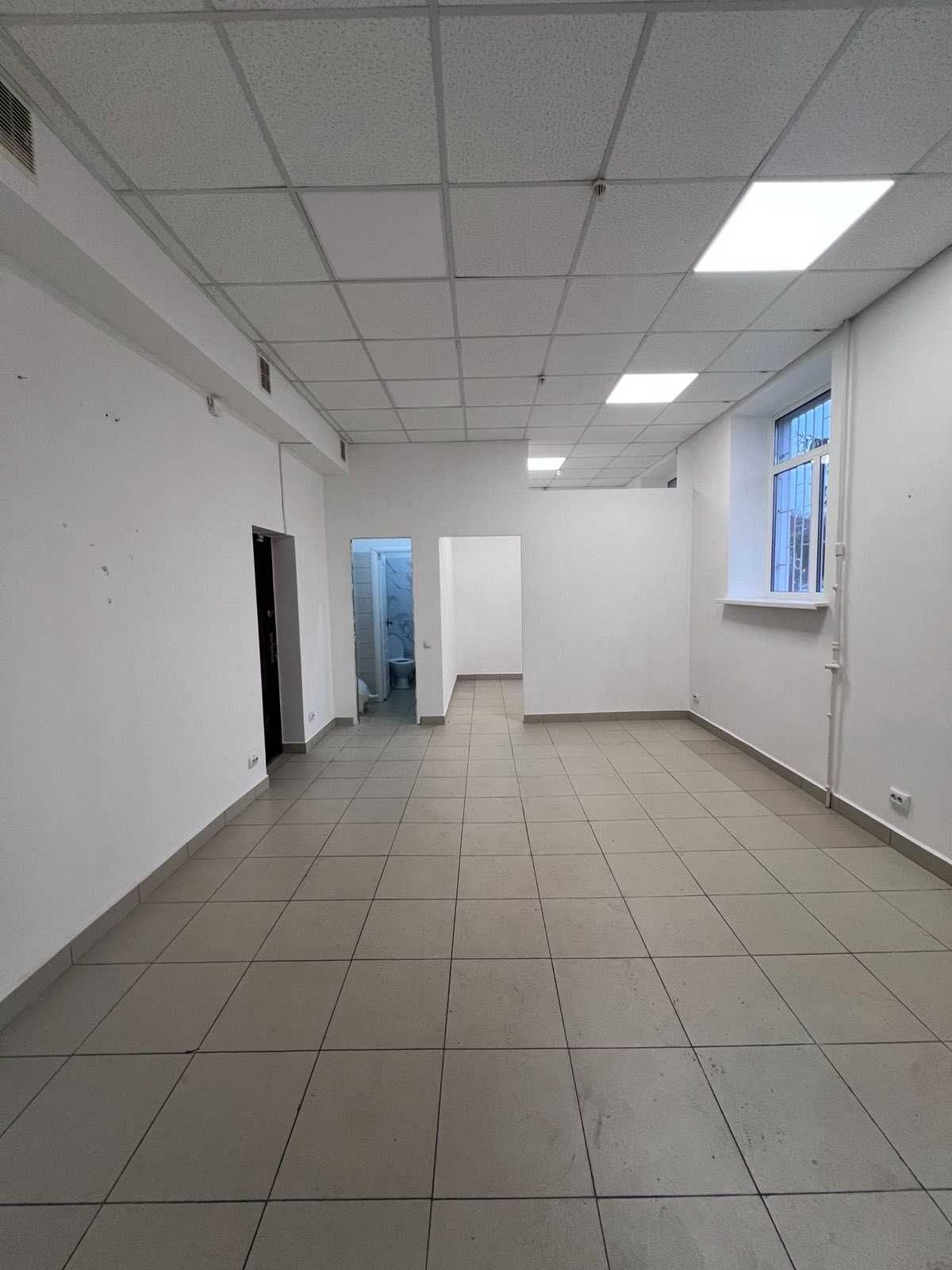 №:22189 - Продаж комерційного приміщення на вул. Небесної Сотні, 43 м²