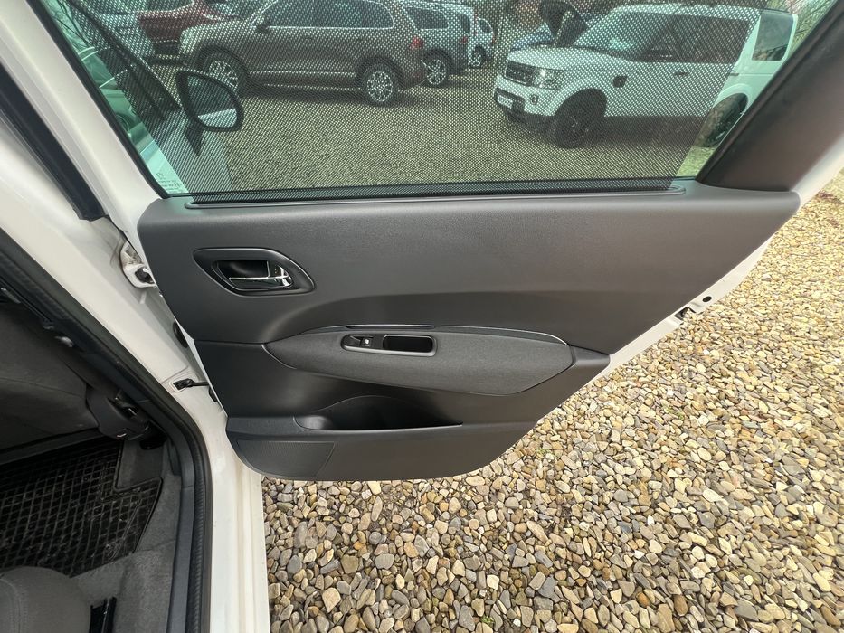 Сімейна машина в дуже гарному стані за всіма деталями телефонуйте