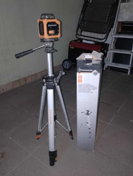 Poziomica laserowa z regulowanym statywem.