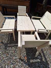 Zestaw drewnianych siedzeń ze stolikiem