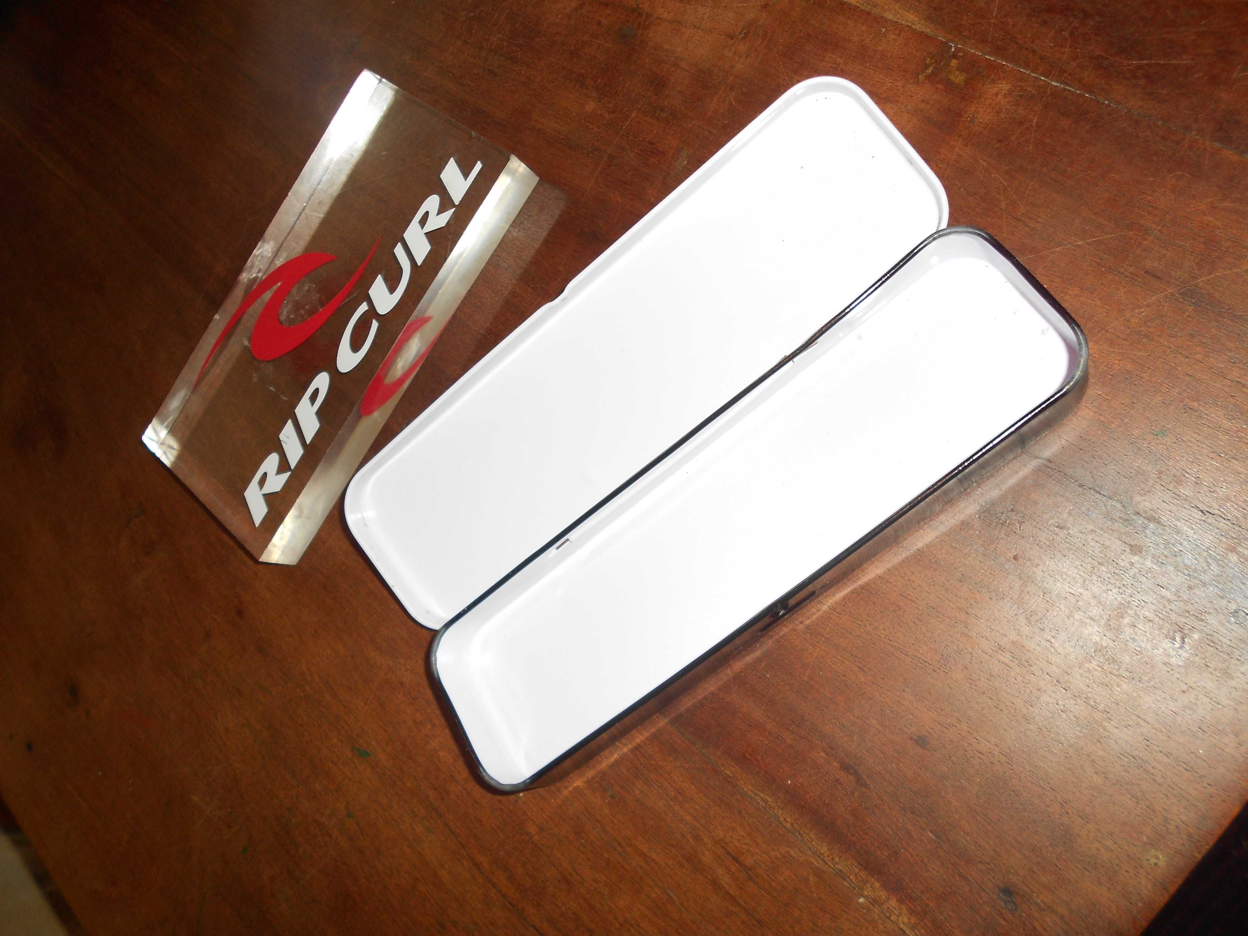 Estojo Quicksilver e placa decorativa Rip Curl