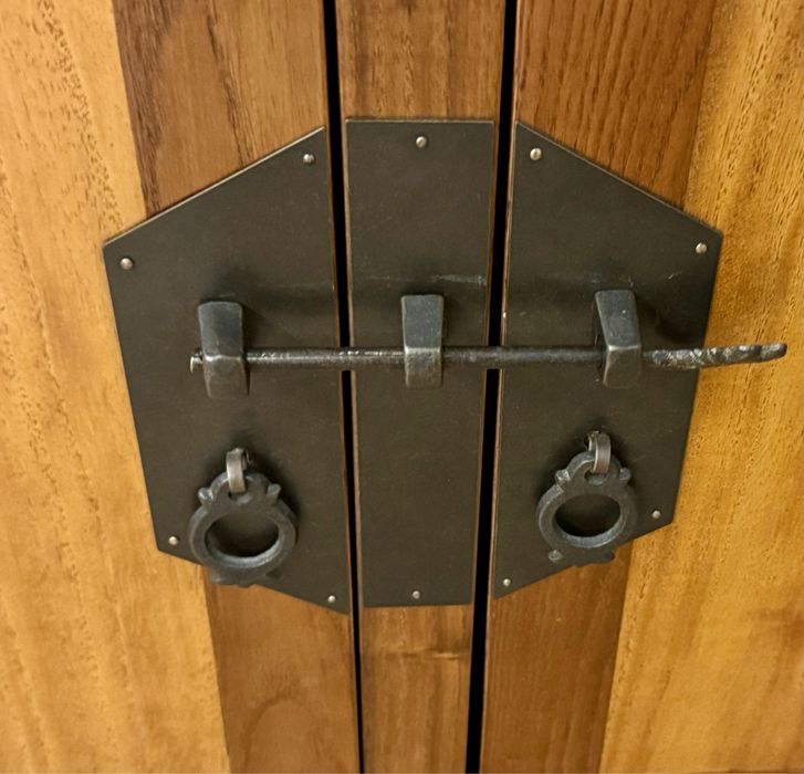 Móvel asiático e candeeiro