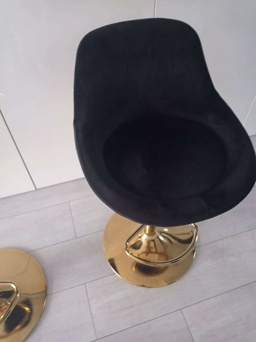 Dwa czarne hokery na zlotej podstawie regulowane