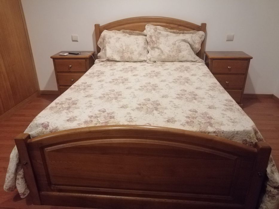 Cama de Casal com mesinhas