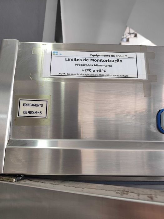 Armário refrigerado de porta de inox .