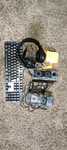 Teclado, colunas, fones