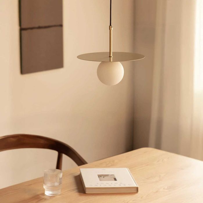 Nowa lampa wisząca SKLUM – model Jorien Glass Ball (złota)