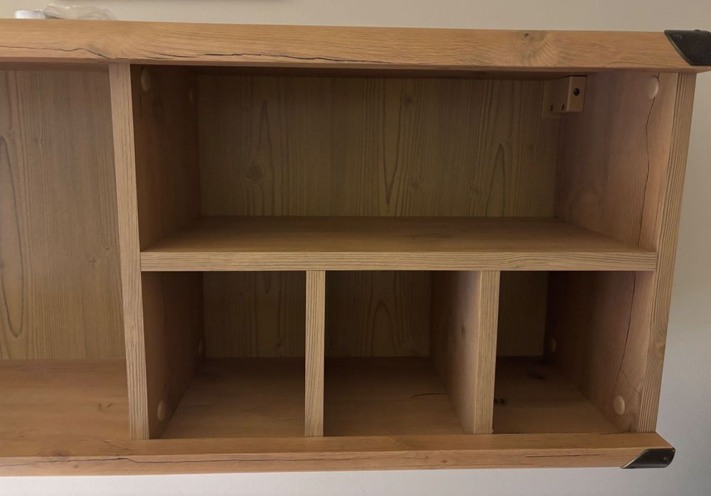 Szafka wisząca z półkami