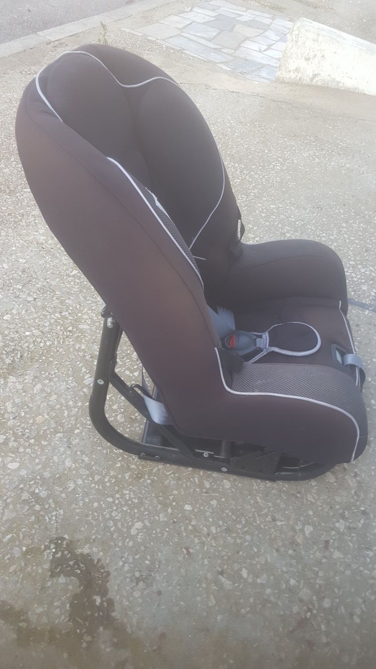 Cadeira  para colocar no Automóvel  ou também  no chão  para crianças