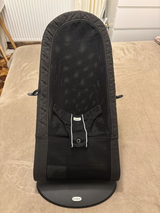 Leżaczek BabyBjorn czarny