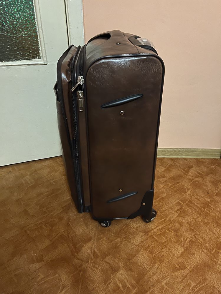 Чемодан Sky travel на 4 колесах