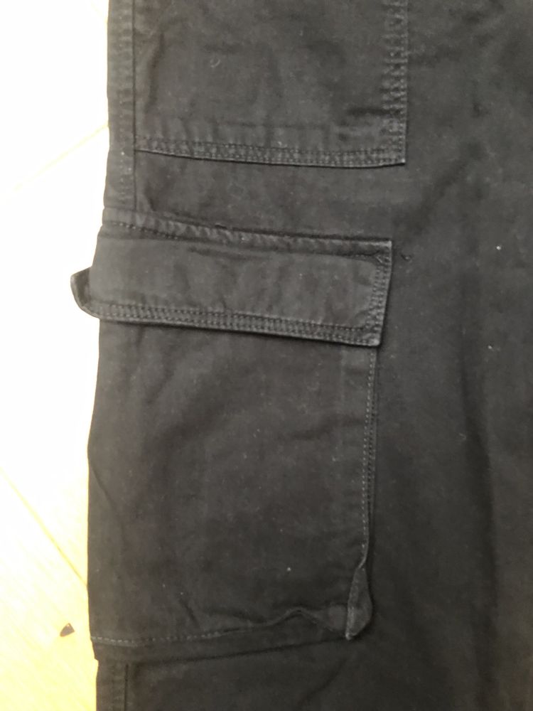 Czarne spodnie cargo Bershka rozmiar 34