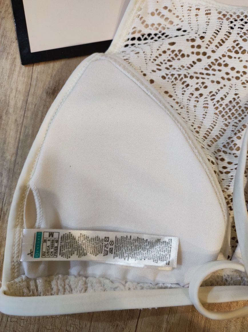 Góra od bikini. Góra od stroju kąpielowego. Crop top.