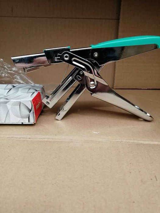 Agrafador de Secretária Alicate.