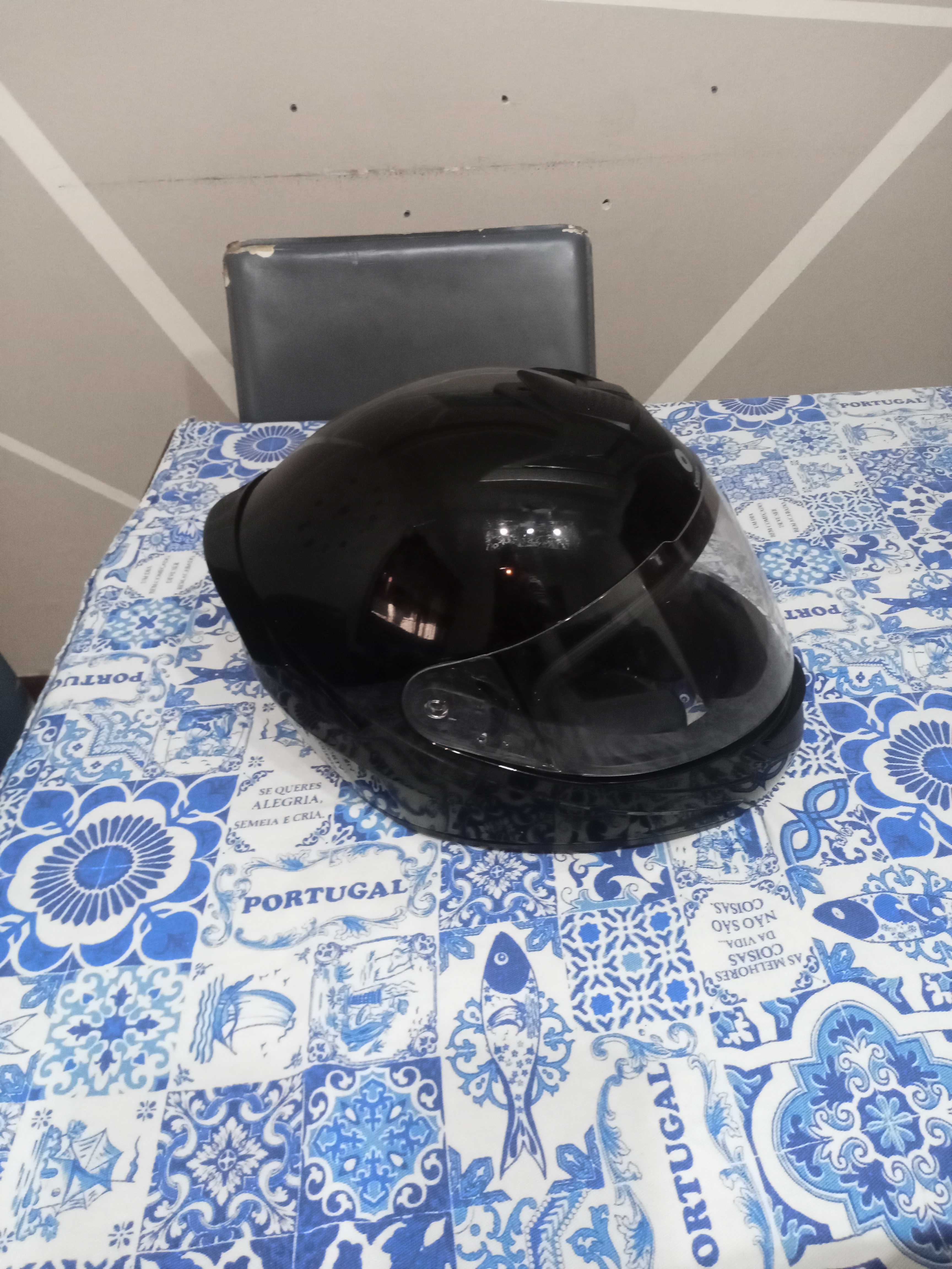 Capacetes em estado razoável