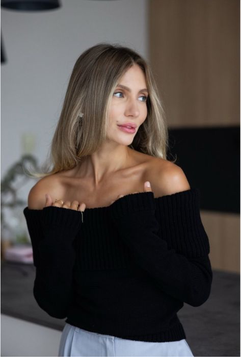 Чорний светр з відкритими плечима
