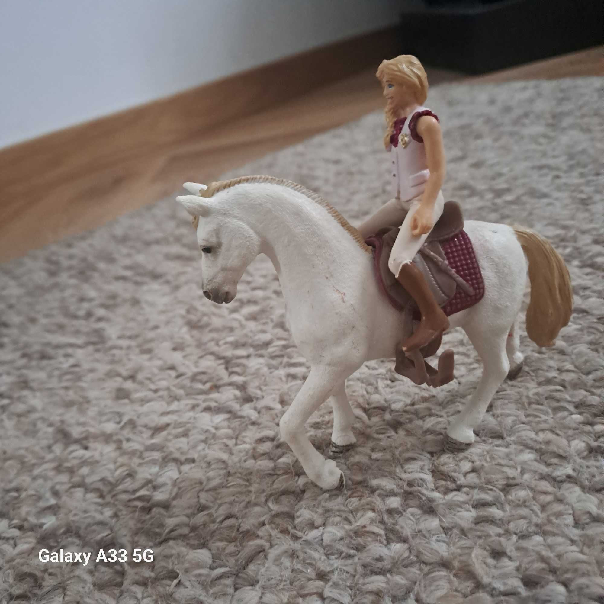 Biały konik z figurką