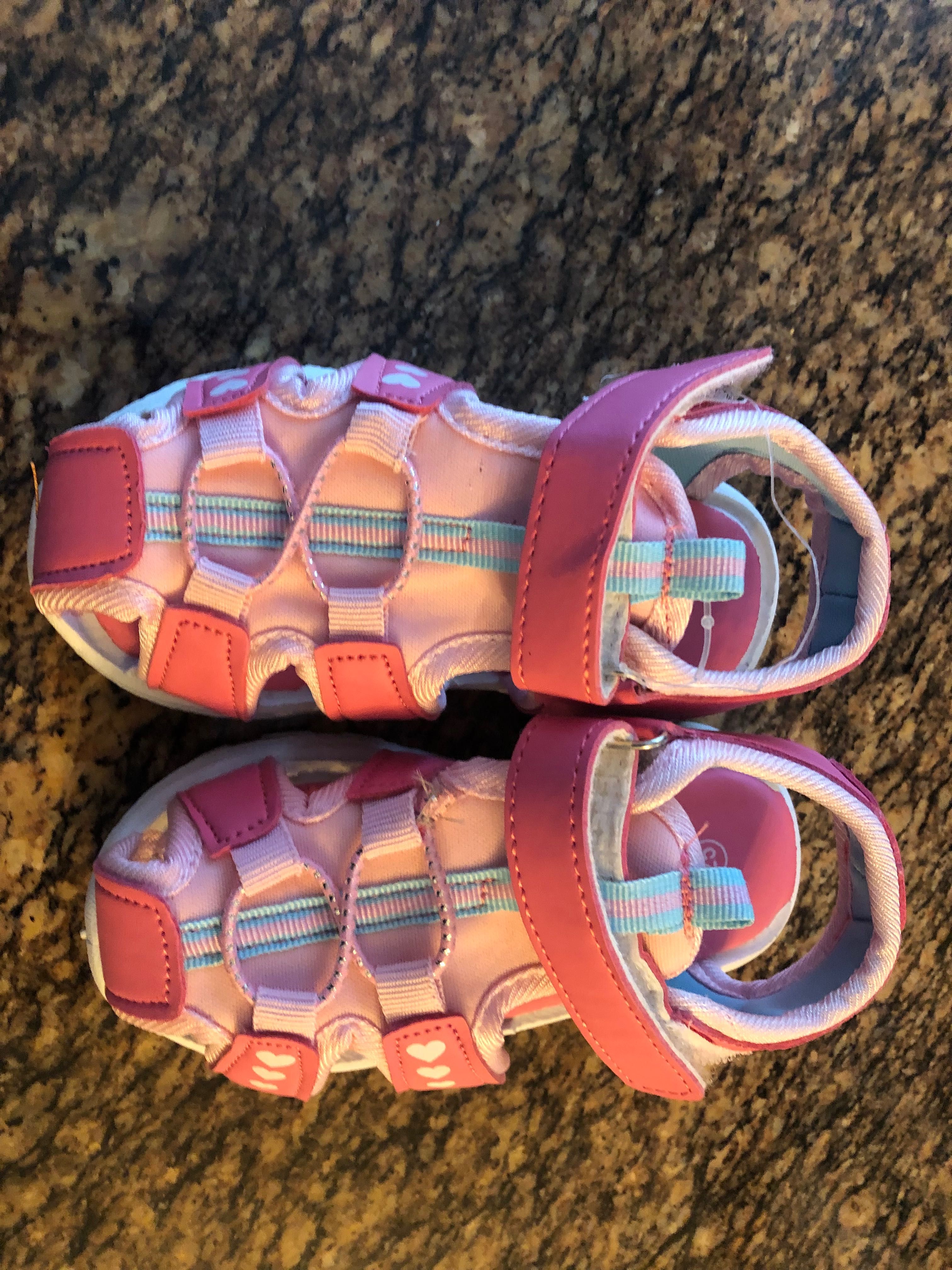 Nowe sandałki dla dziewczynki