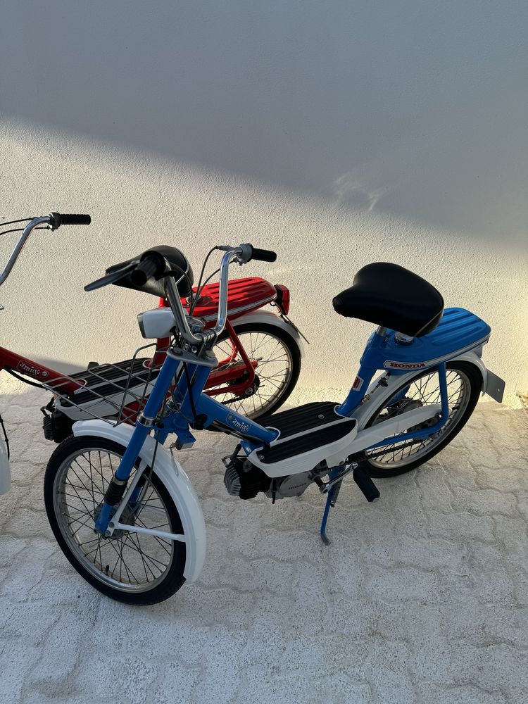 Honda Amigo PF50 Vermelha e outra Azul