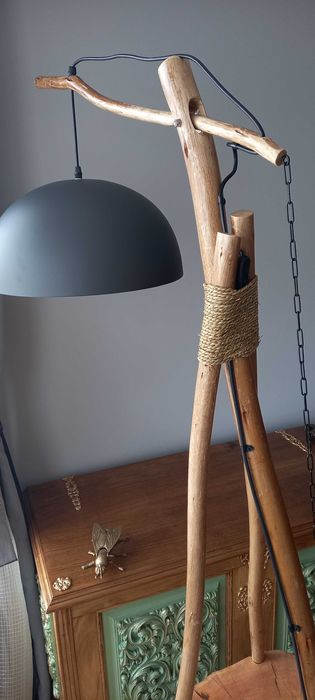 Mesa rustica exclusiva com candieiro.