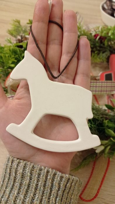 Ceramiczny koń na biegunach zawieszka na choinkę biały boho