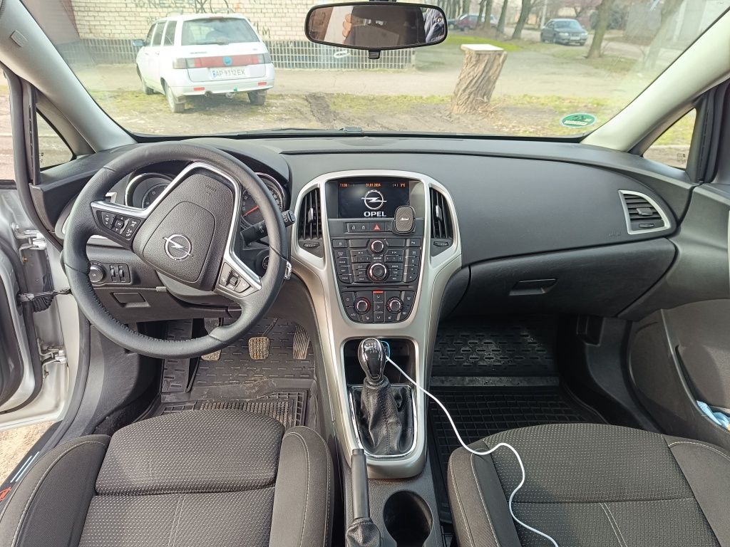 Продам astra j 2011