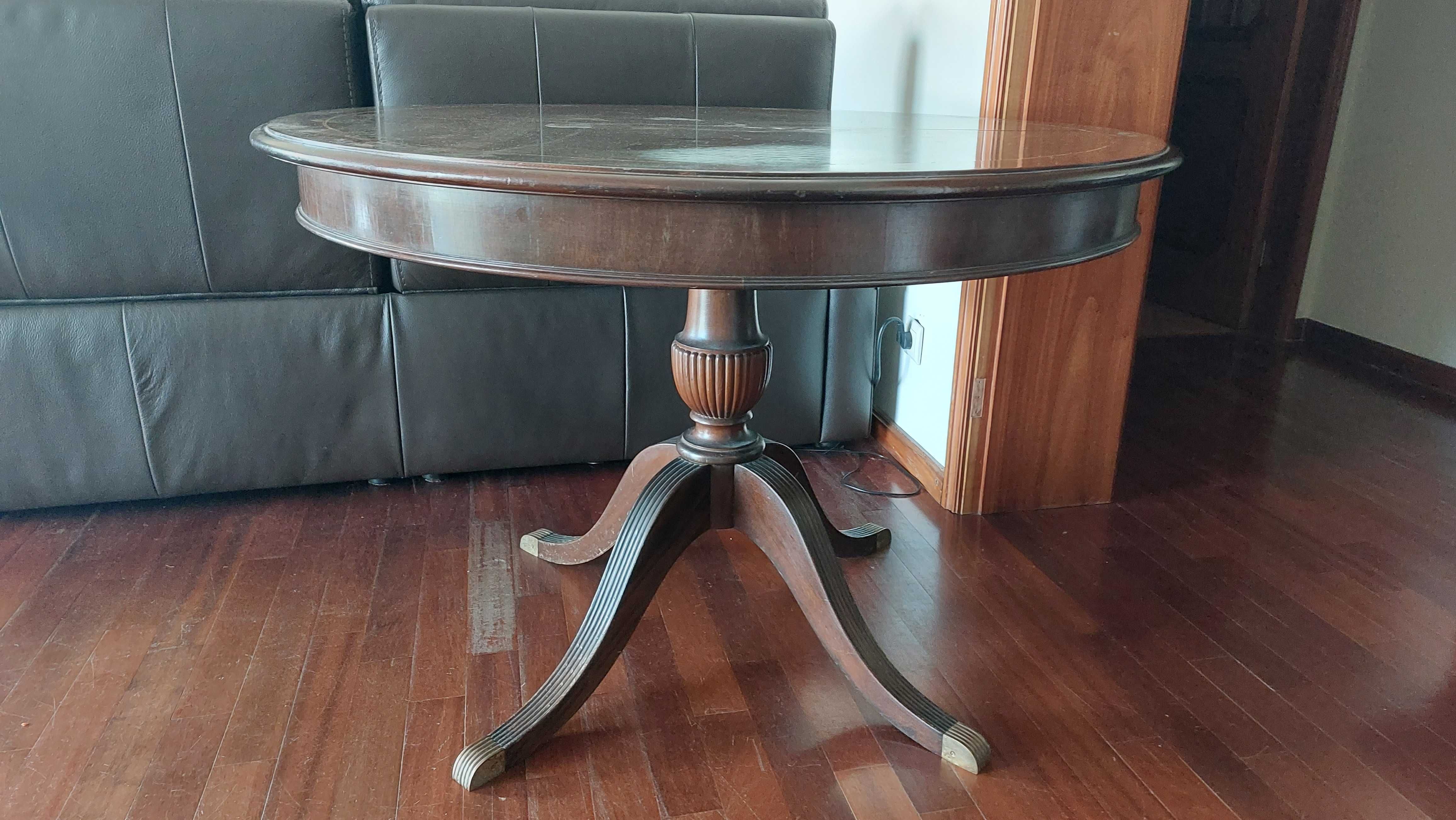 Mesa de jantar em madeira de nogueira