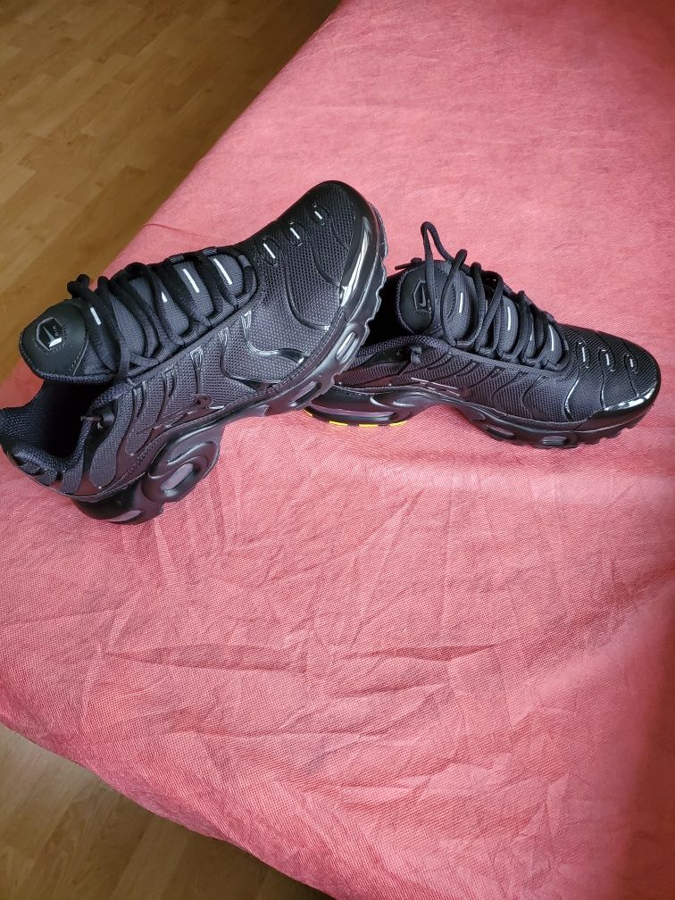 Продам нові орігігальні   Кроссовки  Nike Air Max Plus Triple Black
NI