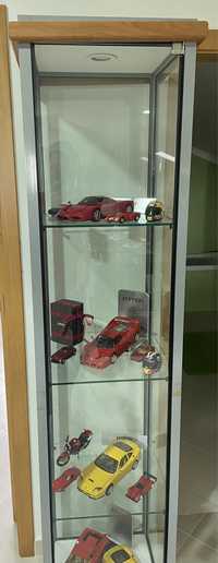 Carros Ferrari com vitrine