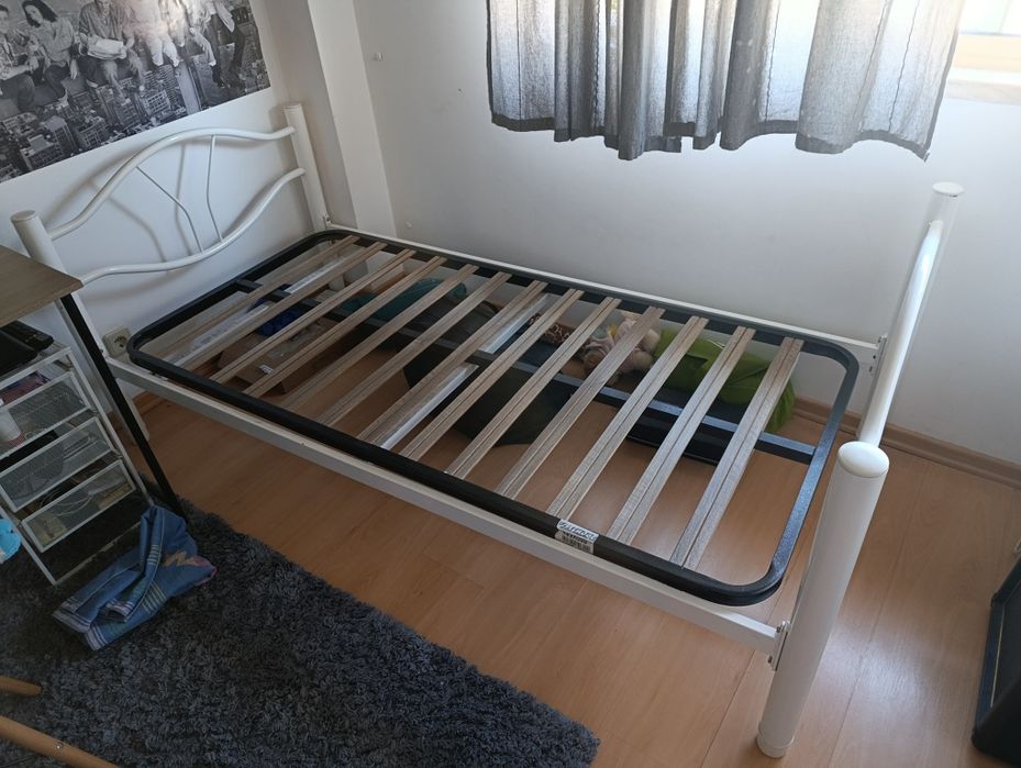 2 camas de solteiro (beliche) com estrado. Sem colchão.