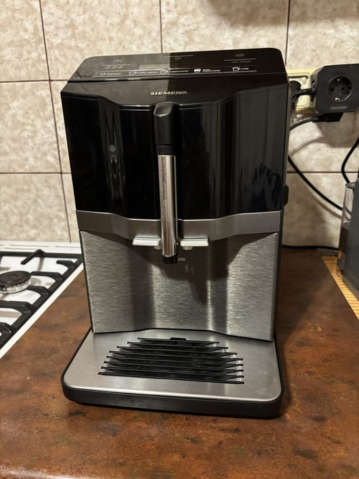 Кавомашина Siemens EQ300 (Автоматична, 5 напоїв, капучинатор)